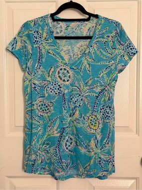 Lilly Pulitzer Cotton Blue  Etta Bermuda Turtle Tropical V-Neck Tee Size Small